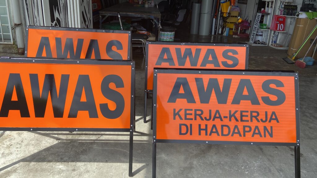 Signboard Awas Kerja Kerja Di Hadapan